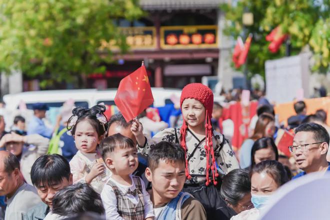 观众席上国旗飘扬，球迷热情洋溢的简单介绍