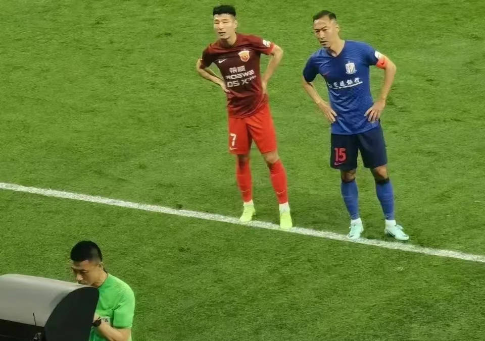 包含上海申花在比赛中打出精彩表现，球迷情绪高涨的词条