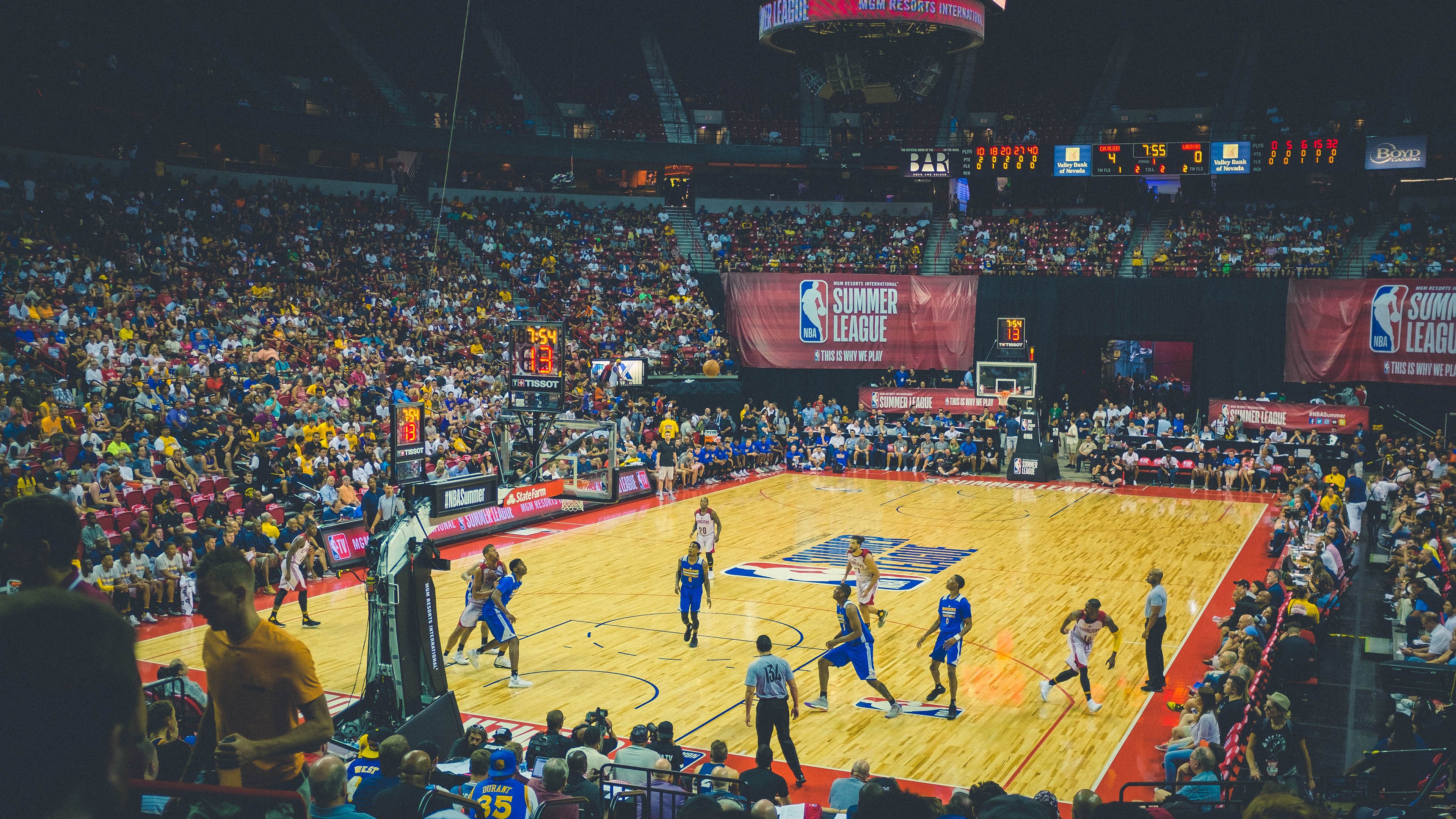 浓眉哥重返赛场，战术调整首场状态出色，SKT观众沸腾！气势如虹延续