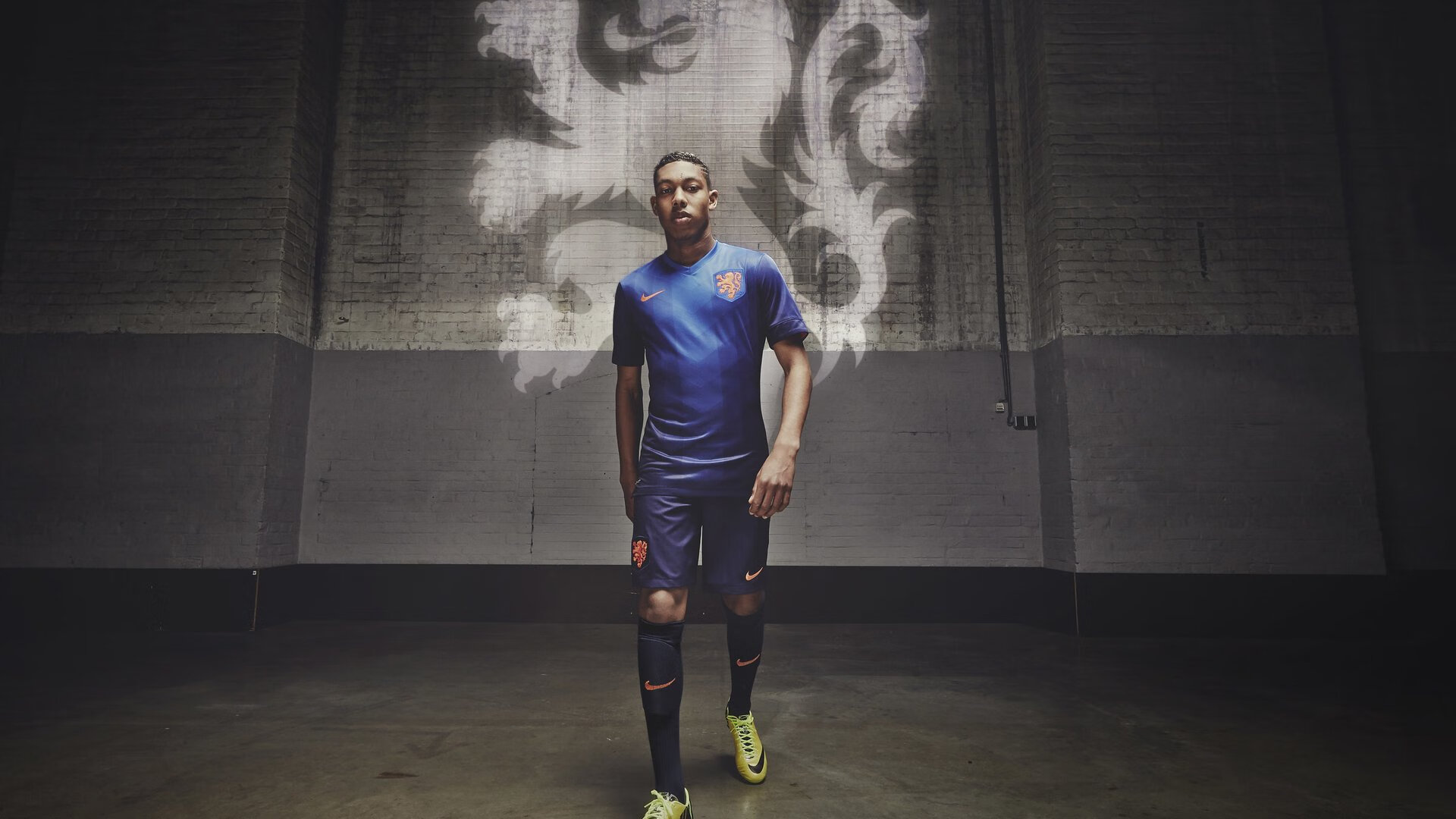 足球赛场焦点!西班牙队对阵葡萄牙队,球星闪耀,全场焦点无人能挡